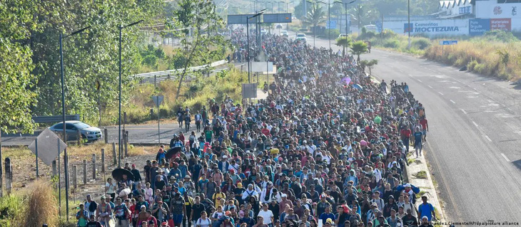 Dòng người với khoảng 6000 di dân này đã đi qua Mexico để tiến về biên giới nước Mỹ trong ngày 24-12. Đây được cho là dòng di dân có số lượng lớn nhất trong hơn 1 năm qua. (Edgar Hernandez Clemente/DPA) 