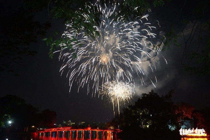 Bắn pháo hoa chào đón năm mới tại Hà Nội - Ảnh: PHẠM TUẤN