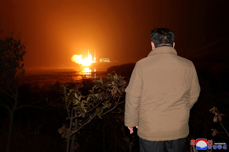 Nhà lãnh đạo Triều Tiên Kim Jong Un quan sát một tên lửa mang vệ tinh Malligyong-1 ở tỉnh Gyeongsang (Triều Tiên) ngày 21-11 - Ảnh: REUTERS 