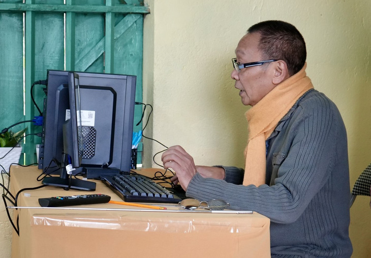 Nhà báo Lại Văn Sâm đang kiểm tra máy tính sau khi lắp ráp