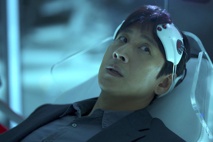Lee Sun Kyun đóng chính phim khoa học viễn tưởng Dr. Brain - Ảnh: Apple TV+