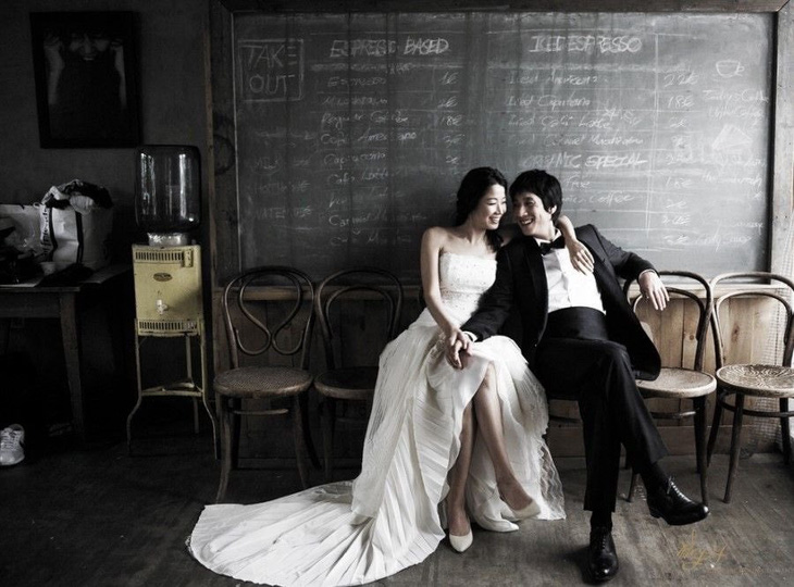 Lee Sun Kyun ngưỡng mộ vợ từ khi cô là diễn viên nhạc kịch nổi tiếng, còn anh chưa đặt chân vào địa hạt diễn xuất - Ảnh: TV Chosun