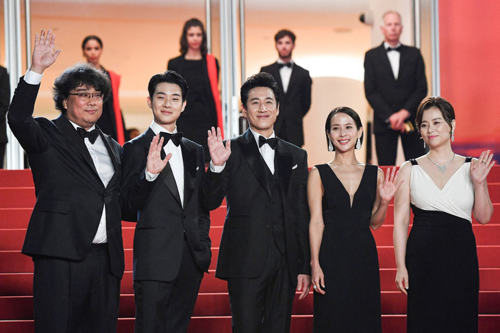 Lee Sun Kyun (giữa) cùng đạo diễn Bong Joon Ho và dàn diễn viên Ký sinh trùng trên thảm đỏ Liên hoan phim Cannes năm 2019 - Ảnh: AFP
