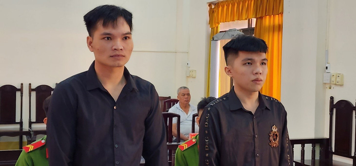 Quảng và Lợi (từ trái sang) tại Tòa án nhân dân tỉnh Kiên Giang - Ảnh: VĂN VŨ