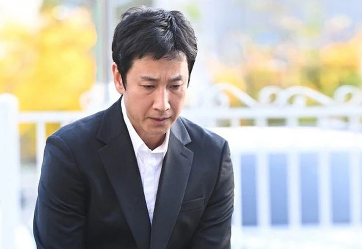 Lee Sun Kyun đến trình diện tại sở cảnh sát hồi tháng 11. Ảnh: Naver