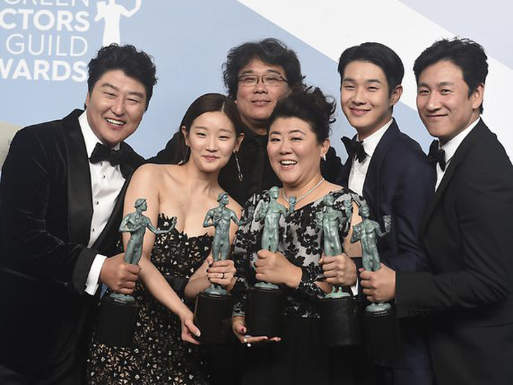 Lee Sun Kyun (bìa phải) cùng các diễn viên phim 'Ký sinh trùng' nhận giải thưởng của Hiệp hội Diễn viên màn ảnh - Ảnh: La Liberte.