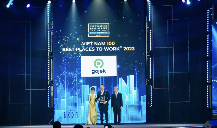 Đại diện Gojek nhận giải thưởng &quot;Top 100 nơi làm việc tốt nhất Việt Nam 2023&quot; từ Anphabe - Ảnh: GJ
