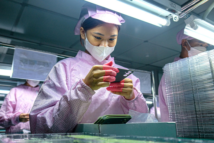 Nhiều doanh nghiệp FDI dự kiến thưởng Tết cao hơn hoặc bằng năm ngoái, thông thường là một tháng lương cơ bản (tháng lương 13). Trong ảnh: công nhân sản xuất trong nhà máy Biel Crystal Việt Nam tại Bắc Ninh - Ảnh: NGUYÊN BẢO