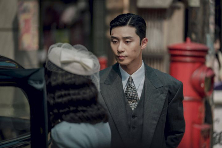Park Seo Joon trở thành ông chủ tiệm cầm đồ trong Sinh vật Gyeongseong - Ảnh: Netflix