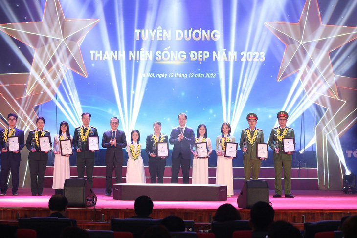Lãnh đạo Trung ương Đoàn và ông Nguyễn Thanh Huân, tổng giám đốc TCP Việt Nam, trao giải cho các thanh niên sống đẹp 2023