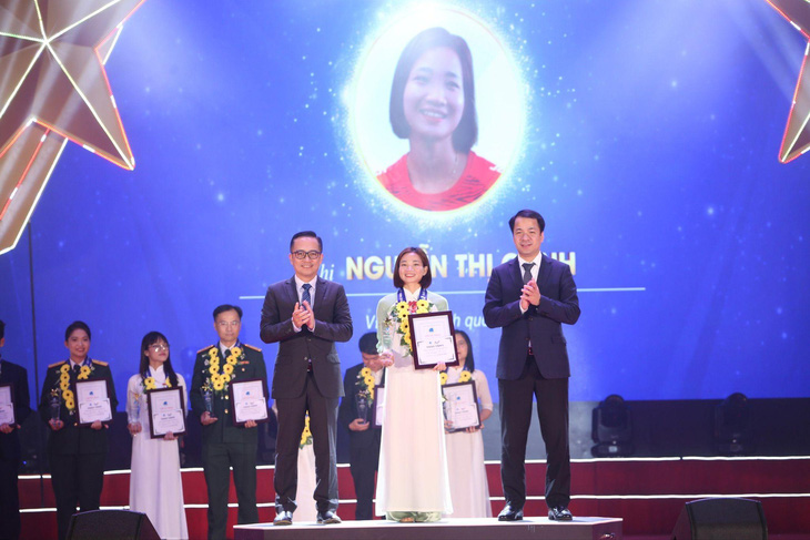 Vận động viên Nguyễn Thị Oanh - một trong những đại diện tiêu biểu ở lĩnh vực hoạt động văn hóa, văn nghệ, thể dục thể thao - được tôn vinh tại lễ trao giải