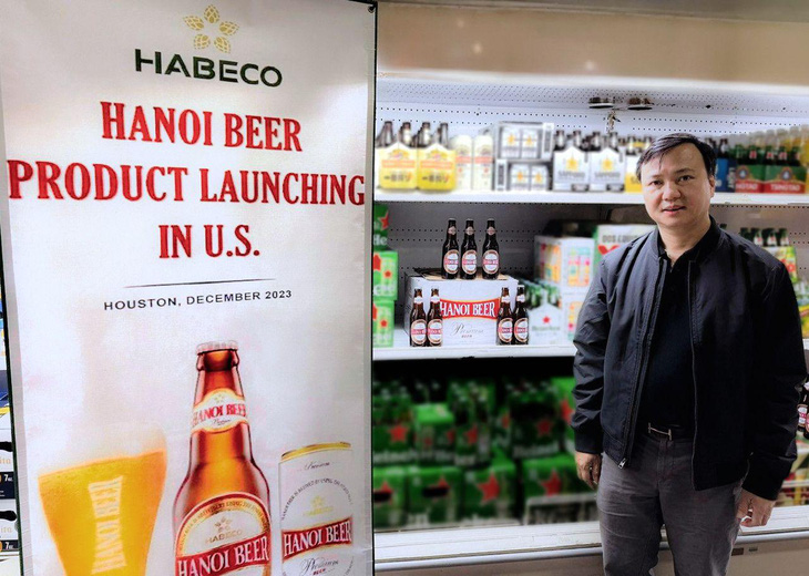 Chủ tịch hội đồng quản trị HABECO ghé thăm quầy kệ trưng bày sản phẩm tại siêu thị lớn ở Texas