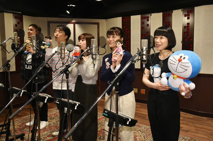 Dàn diễn viên chính của bộ anime bao gồm Mizuta Wasabi lồng tiếng Dorameon và Ohara Megumi lồng tiếng cho Nobita (giữa). Sự 'ăn ý' và tinh thần đồng đội của cả nhóm đã kéo dài 18 năm nay.