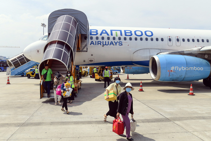 Bamboo Airways đã đề nghị các hãng hàng không khác giúp giải quyết lao động dôi dư của hãng cả trăm người, tiếp viên dư 500 người - Ảnh: QUANG ĐỊNH