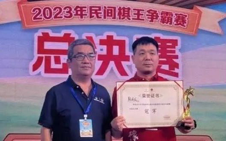 Yan Chenglong (phải) bị tước danh hiệu và cấm thi đấu 1 năm vì 