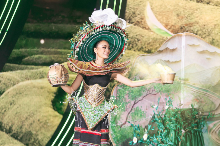 Thí sinh Nguyễn Thị Diễm Quyên giới thiệu trang phục lấy cảm hứng từ cây trà xanh có tên 'Thiên trà'