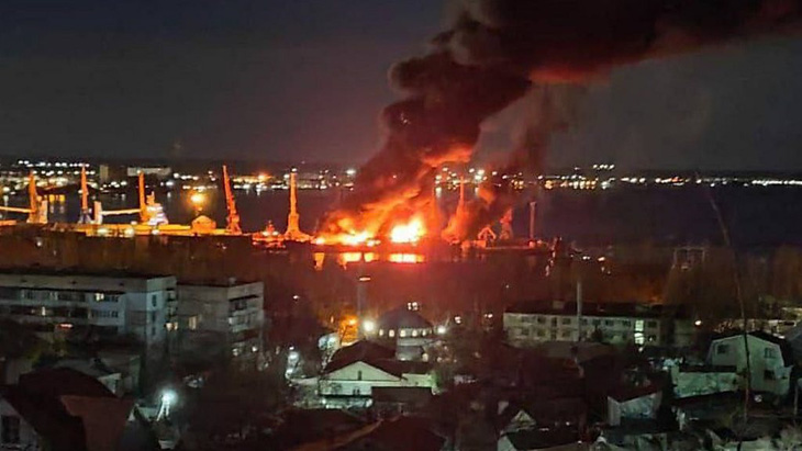 Vụ cháy ở cảng Feodosia, bán đảo Crimea sau khi quân đội Ukraine tấn công tàu đổ bộ Novocherkassk của Nga - Ảnh: BBC
