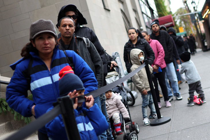 Các gia đình di cư mới đến xếp hàng để nhận bữa ăn miễn phí ở Manhattan, thành phố New York, Mỹ, ngày 5-12 - Ảnh: REUTERS