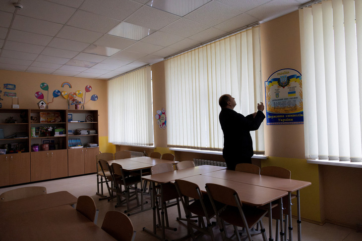 Một lớp học tại Ukraine vào tháng 12-2023 - Ảnh: REUTERS
