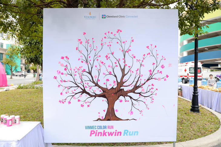 Những bông hoa “handmade” của phái nữ tham gia chiến dịch “nở” rực rỡ trên cây nơ hồng của PinkWin - Ảnh: Đ.H.