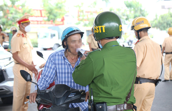 Lực lượng cảnh sát giao thông TP.HCM kiểm tra nồng độ cồn vào ban ngày - Ảnh: MINH HÒA