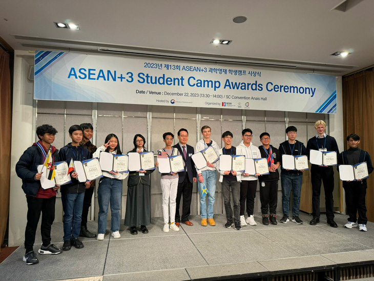 Ban giám khảo trao các giải đồng đội cho các nhóm học sinh liên quốc gia.