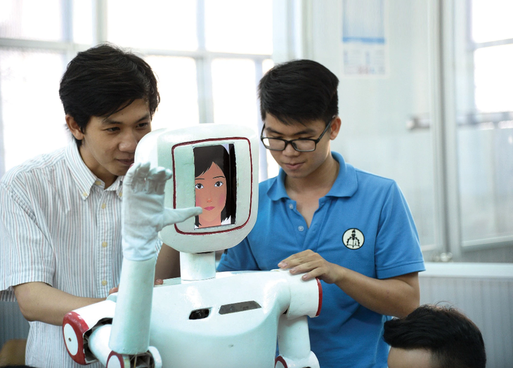 Sinh viên nghiên cứu đưa trí tuệ nhân tạo (AI) vào các mô hình robot tại Trường đại học Sư phạm kỹ thuật TP.HCM - Ảnh: TỰ TRUNG