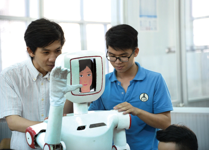 Sinh viên nghiên cứu đưa trí tuệ nhân tạo (AI) vào các mô hình robot tại Trường Đại học Sư phạm Kỹ thuật TP.HCM - Ảnh: TỰ TRUNG