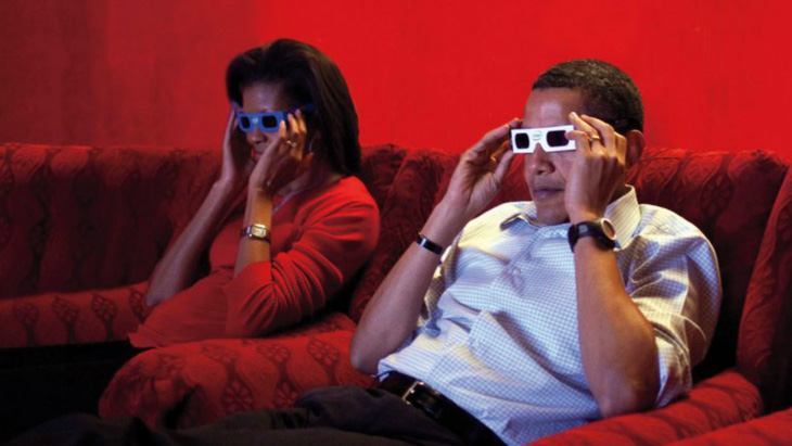 Vị cựu tổng thống Mỹ và vợ Michelle Obama (trái) là người yêu điện ảnh, bản thân ông đã có thói quen chia sẻ phim mình tâm đắc thời còn giữ cương vị tổng thống - Ảnh: The Hollywood Reporter