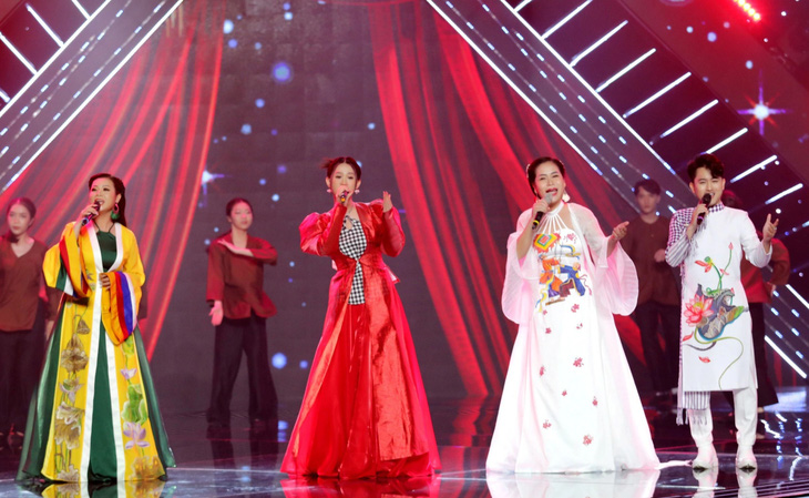 Màn trình diễn của Dương Hồng Loan (bìa trái) và các thành viên trong đội - Ảnh: BTC