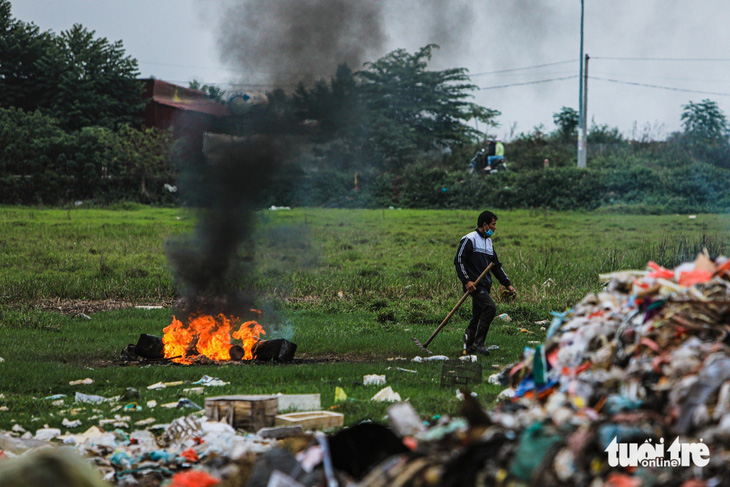 Theo nhiều chuyên gia, đốt rác thải tự phát là một trong những nguyên nhân khiến chất lượng không khí ở các quận nội thành bị ô nhiễm - Ảnh: DANH KHANG