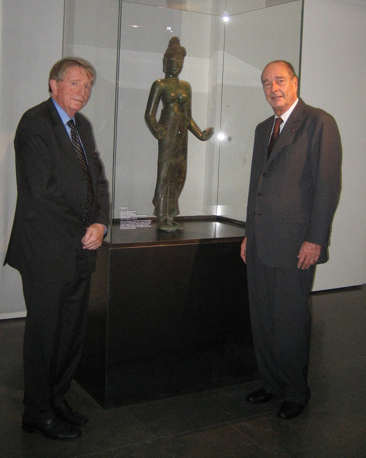 Cố tổng thống Pháp Jacques Chirac (bên phải, ông mất năm 2019) đến chiêm ngưỡng và chụp ảnh với tượng Bồ tát Tara lúc bảo vật này xuất ngoại sang Bảo tàng Quốc gia nghệ thuật châu Á Guimet (ở thủ đô Paris, Pháp) năm 2005 - Ảnh: Bảo tàng Điêu khắc Chăm cung cấp