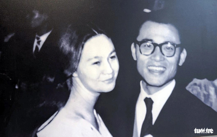 Bà Myshu Lebadang cùng chồng, danh họa Lê Bá Đảng thời trẻ - Ảnh: NHẬT LINH chụp lại