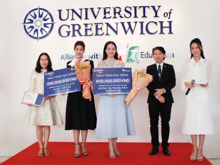 Hoa hậu Thiên Ân và hoa hậu Thanh Thủy nhận chứng nhận học bổng do đại diện trường trao tặng - Ảnh: FPT