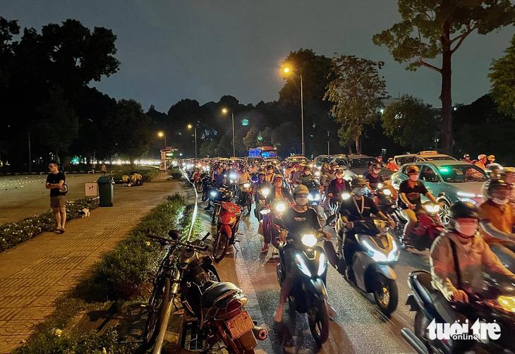 Xe cộ đông đúc nhưng người dân vẫn để xe dọc đường Hồng Hà (sát công viên Gia Định), ghi nhận tối 27-12 - Ảnh: CHÂU TUẤN