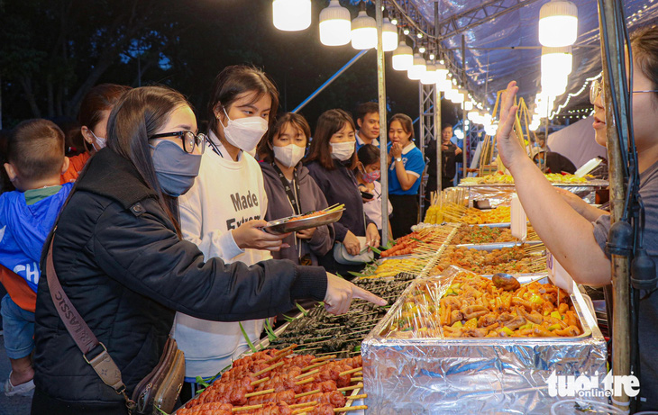 Trong 6 ngày diễn &quot;Lễ hội Ẩm thực Ninh Thuận - Chào đón năm mới 2024&quot; người dân và du khách sẽ  thưởng thức trên 100 món ăn hấp dẫn - Ảnh: DUY NGỌC