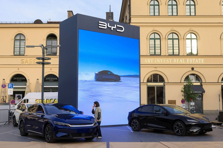 BYD trưng bày xe trước triển lãm ô tô Munich tháng 9-2023 - Ảnh: Bloomberg