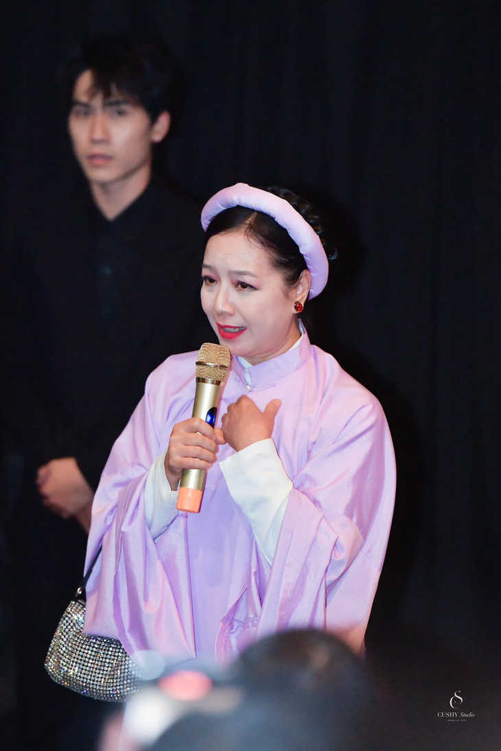 Diễn viên Chiều Xuân mặc cổ phục dự các sự kiện ra mắt phim "Kẻ ăn hồn" tại TP.HCM và Hà Nội, cũng như các buổi giao lưu. Bộ phim cổ trang này cũng giúp quảng bá các mẫu trang phục cổ hay mặt nạ cổ truyền đến khán giả - Ảnh: NVCC