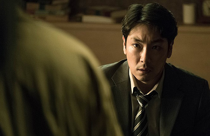 Diễn viên Cho Jin Woong, người được chọn thay thế Lee Sun Kyun trong một dự án phim mới, suy sụp khi đến tiễn đưa đồng nghiệp - Ảnh: IMDb