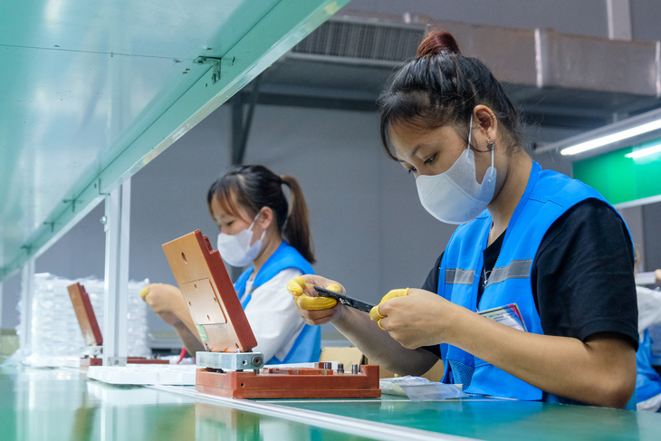 Công nhân sản xuất linh kiện điện thoại thông minh tại một nhà máy vốn FDI ở Bắc Ninh - Ảnh: NGUYÊN BẢO