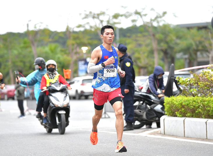 Anh Đào Bá Tuân trong một thi cuộc chạy bộ - Ảnh: NVCC