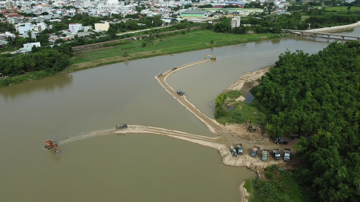 Khai thác khoáng sản trên sông tại Bình Định - Ảnh: LÂM THIÊN
