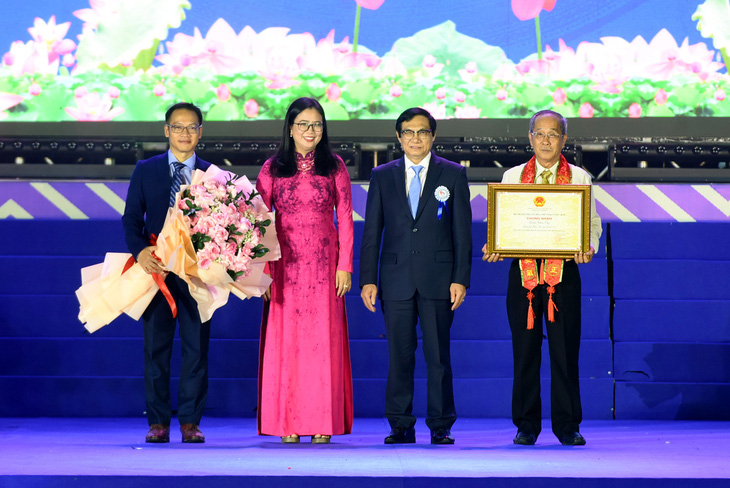 Lãnh đạo UBND tỉnh Đồng Nai và Sở Văn hóa, Thể thao và Du lịch trao bằng công nhận lễ hội chùa Ông là di sản văn hóa phi vật thể quốc gia - Ảnh: A LỘC