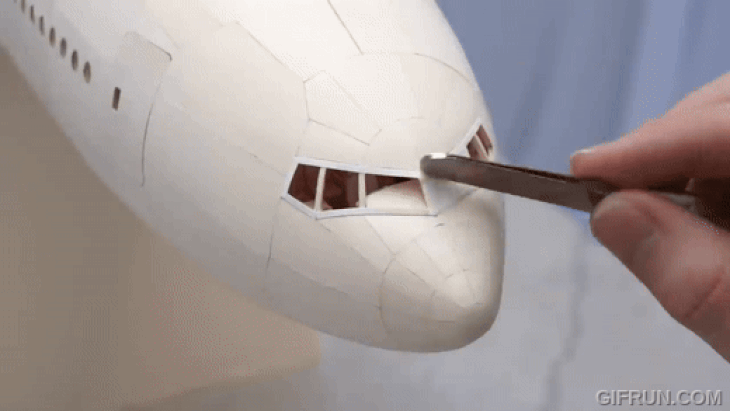 Bất cứ một khoảng trống nào trên thân máy bay như cửa sổ, cửa kính... đều cần được làm cực kỳ cẩn thận - Ảnh cắt từ video, nguồn: Jalopnik
