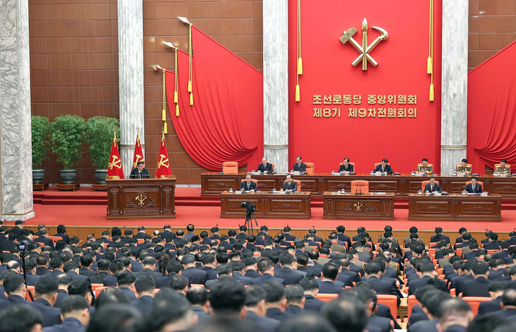 Ông Kim Jong Un phát biểu trong phiên họp Trung ương Đảng Lao động Triều Tiên hôm 26-12 - Ảnh: KCNA