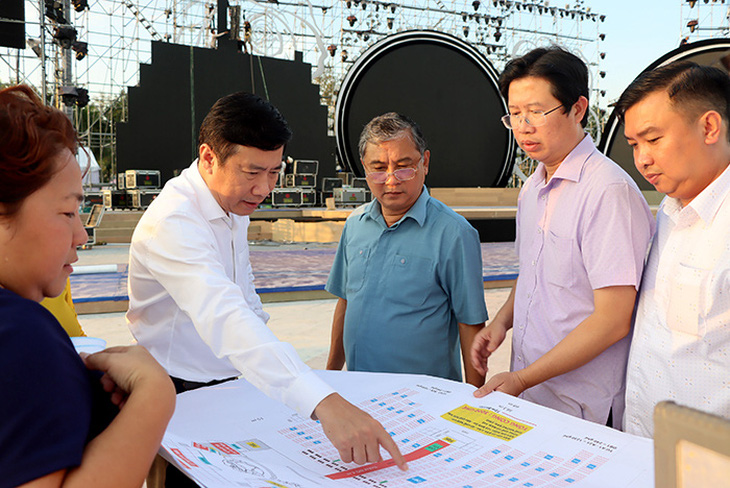 Ông Phạm Thiện Nghĩa - chủ tịch UBND tỉnh Đồng Tháp (thứ 4 từ phải) - kiểm tra tiến độ tổ chức festival hoa - Ảnh: dongthap.gov.vn
