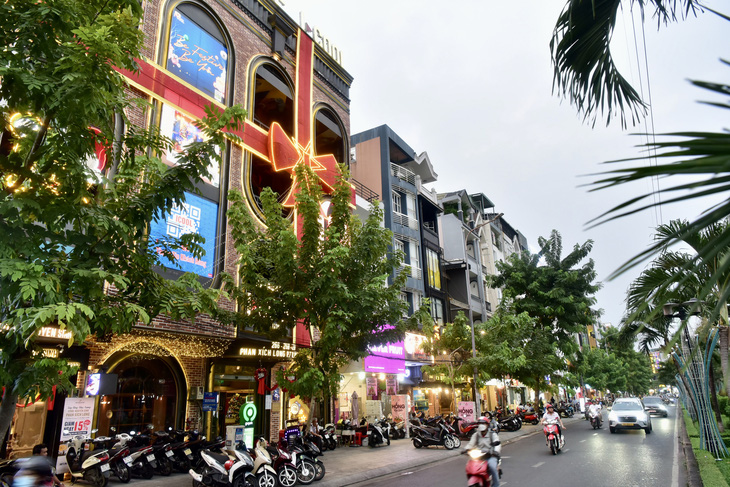 Quán karaoke đang hoạt động trên đường Phan Xích Long, quận Phú Nhuận, TP.HCM - Ảnh: T.T.D.