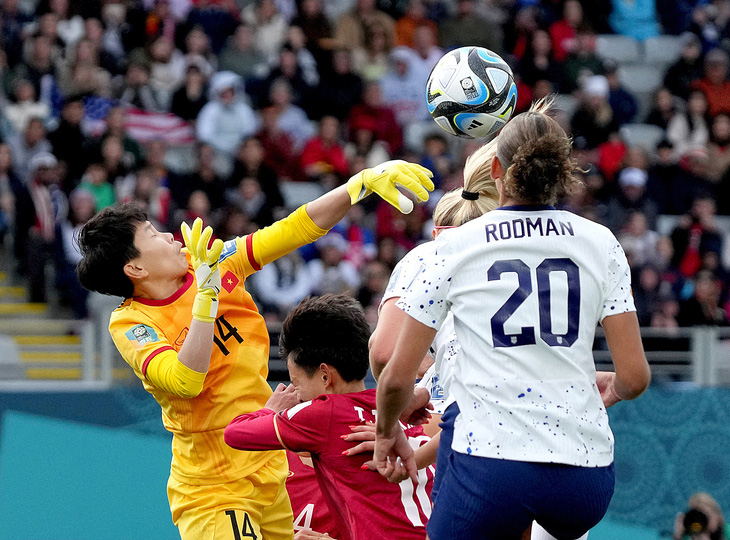 Kim Thanh (áo vàng) tại World Cup nữ 2023 - Ảnh: REUTERS