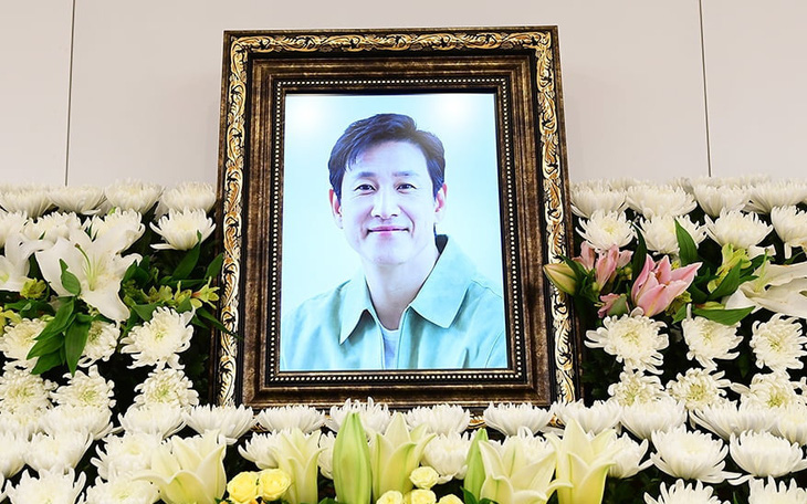 Sao Hàn đau buồn đứng không vững ở tang lễ tài tử Ký sinh trùng Lee Sun Kyun