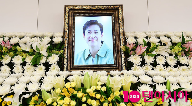 Di ảnh của Lee Sun Kyun tại lễ tang ở Seoul (tổ chức từ chiều 27-12 và đang diễn ra trong sáng nay, 28-12) - Ảnh: TenAsia